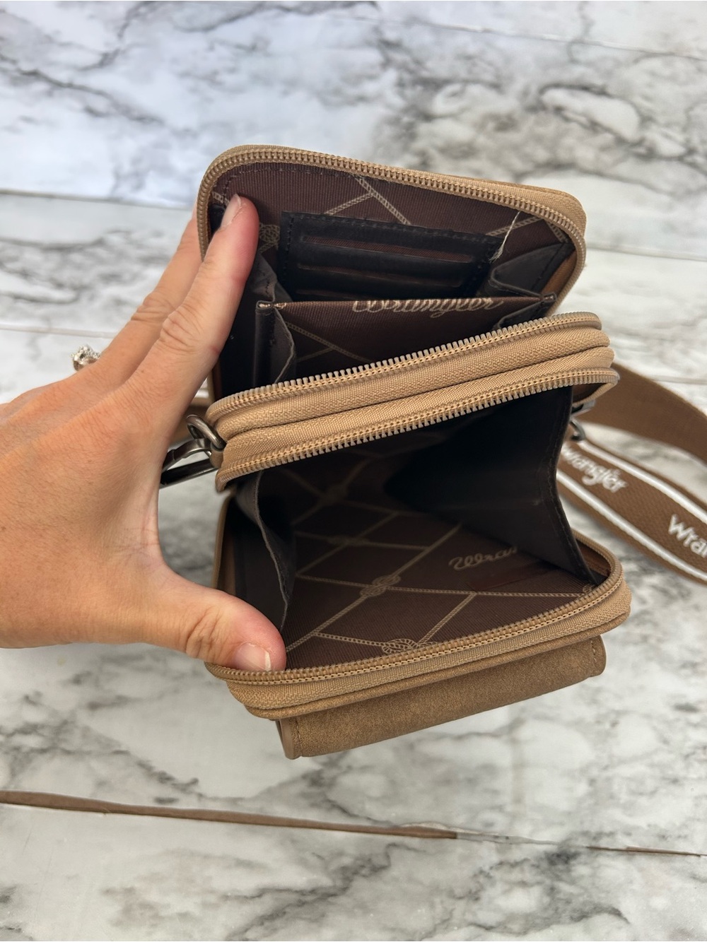 Wrangler Crossbody Bag branded adjustable strap vegan leather lots of storage - Picture 4 of 7